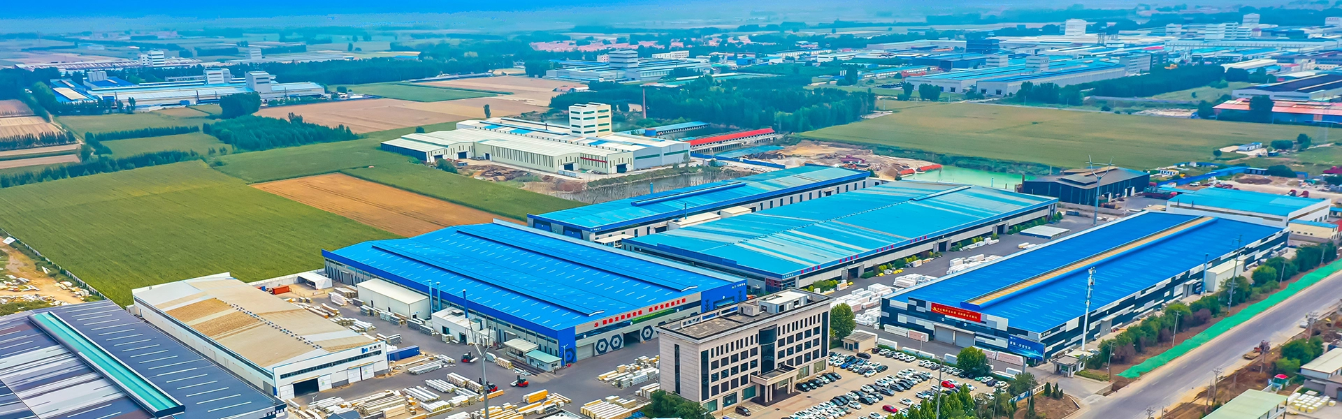 مبتكر عالمي رائد في مجال الكسوة المعدنية وحلول المباني الجاهزة