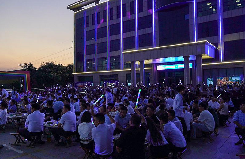 الشباب في إزهار كامل ، جريء في العمل-حفلة شواء صيفية تشتعل بشغف!