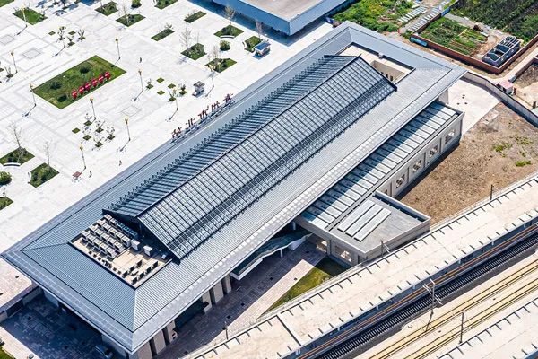 أنظمة التسقيف المعدنية مبنية لتحمل الحرارة الشديدة والأمطار الغزيرة