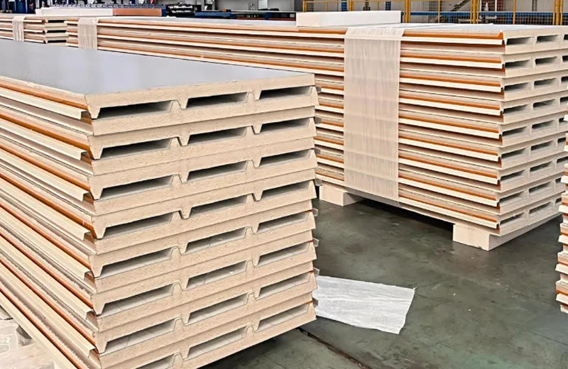 كيفية اختيار لوحات PUF المقاومة للطقس لحماية المستودعات على مدار العام