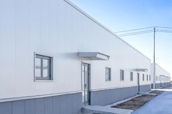 فوائد على مستوى النظام لألواح الغرف الباردة وألواح شطائر الماشية